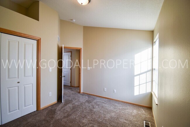 Building Photo - 2 Bedroom 2 Bath Townhome in Urbandale with attached 2 car garage!