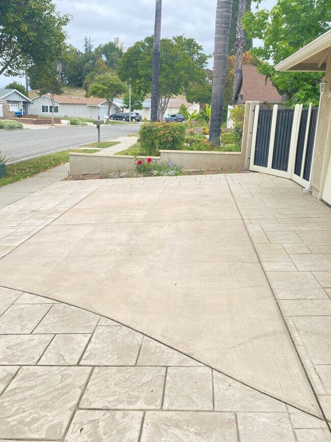 Building Photo - Single story 3 bed, 2 bath home on a large...