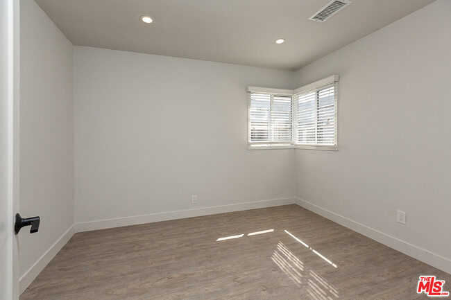 Building Photo - 1103 Bronson Ave