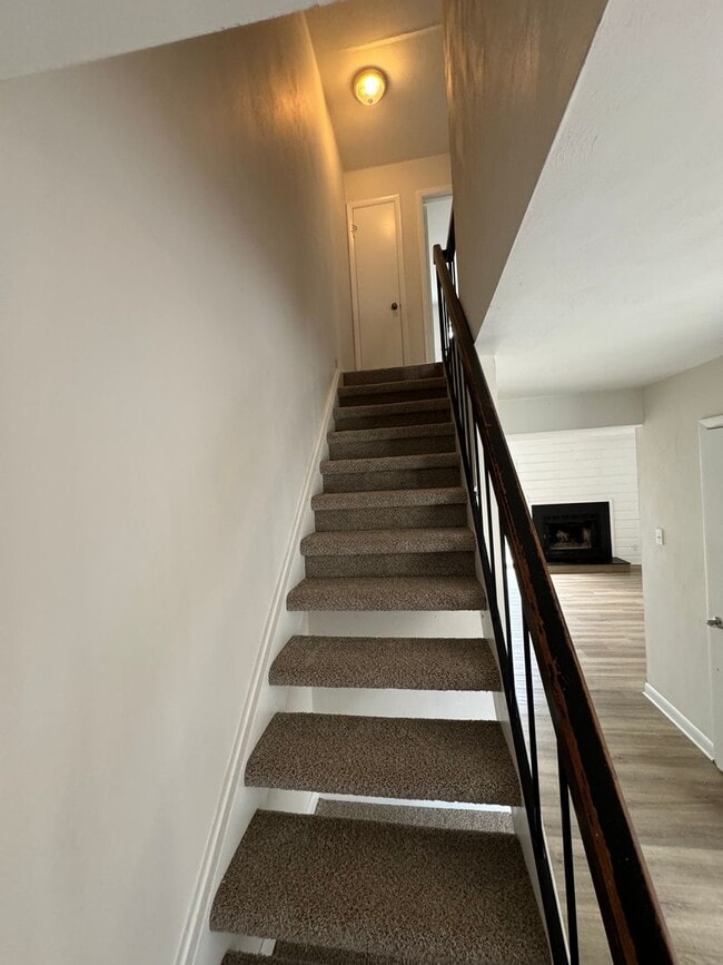 Building Photo - Beautiful townhome convenient to schools, ...