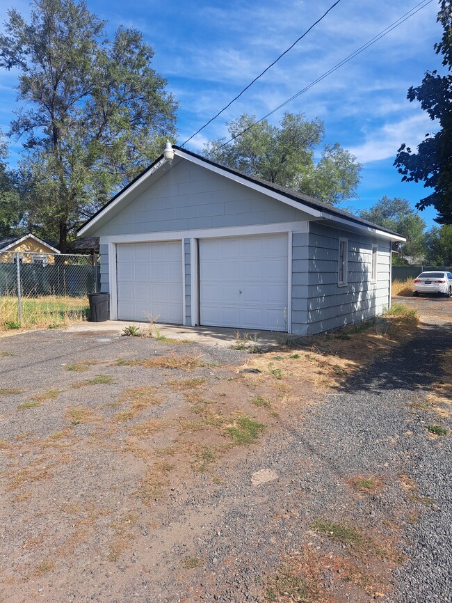 Building Photo - 104 N Farr Rd