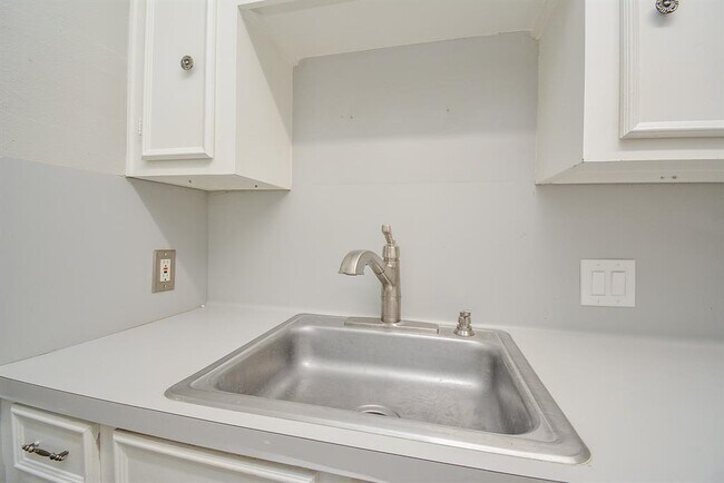 Building Photo - 2718 Wroxton Rd