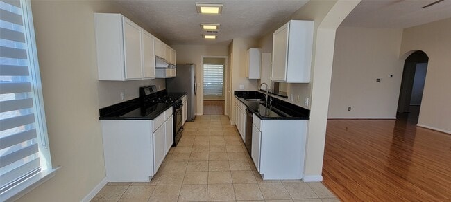 Building Photo - 16306 April Ridge Dr