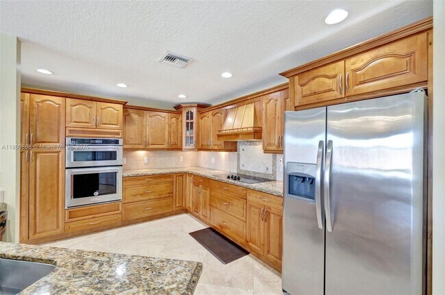 Building Photo - 10425 Bermuda Dr