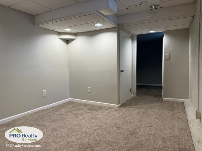 Building Photo - Updated 3 Bedroom House