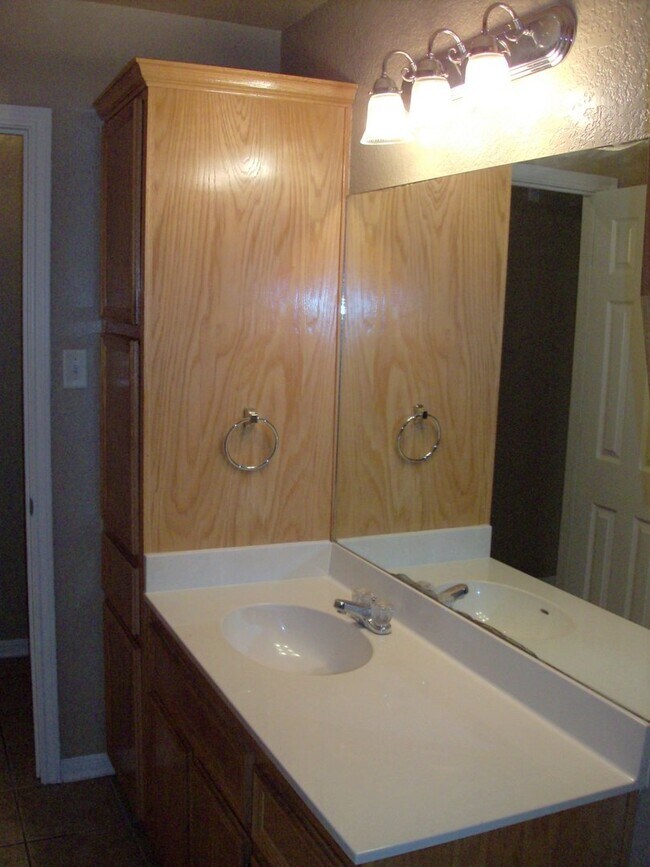 Building Photo - Spacious Duplex for Rent – Close to Clear ...