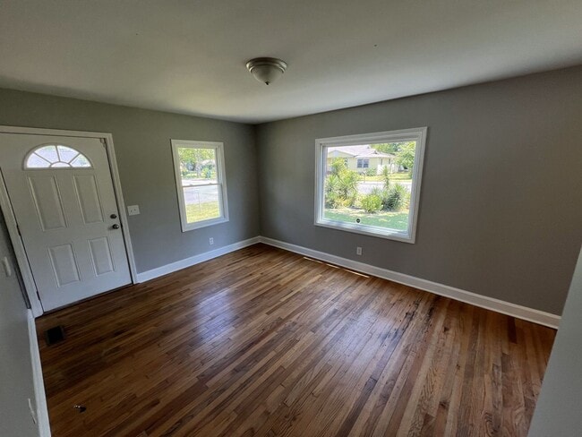 Building Photo - Large 4 Bedroom 2 Bath Home