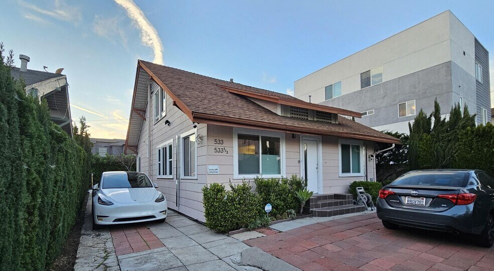 Building Photo - 533 N St Andrews Pl