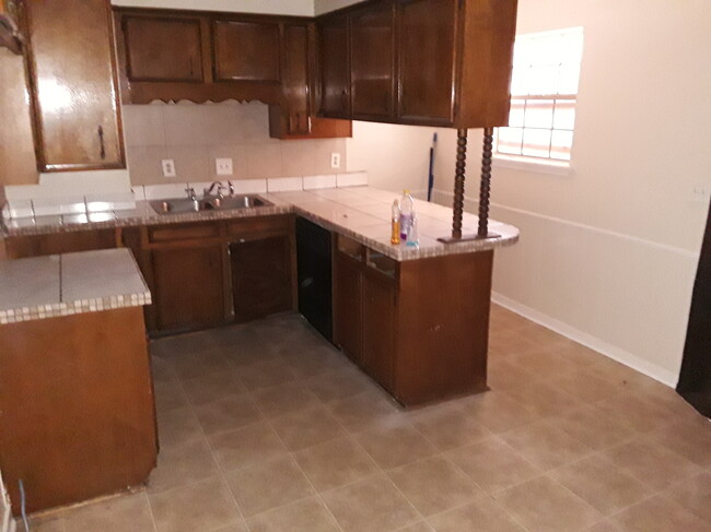 Kitchen - 5026 Oak Creek Dr