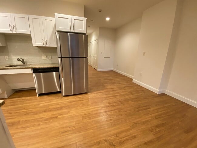 Building Photo - 875 Elm St