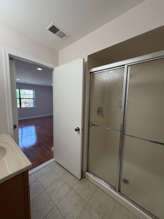 Building Photo - 1409 Green Hollow Dr