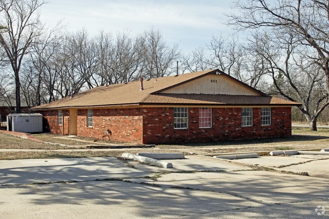 Building Photo - Town Oak XIII