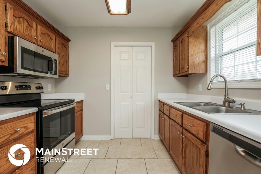 Building Photo - 7002 Summit Ct