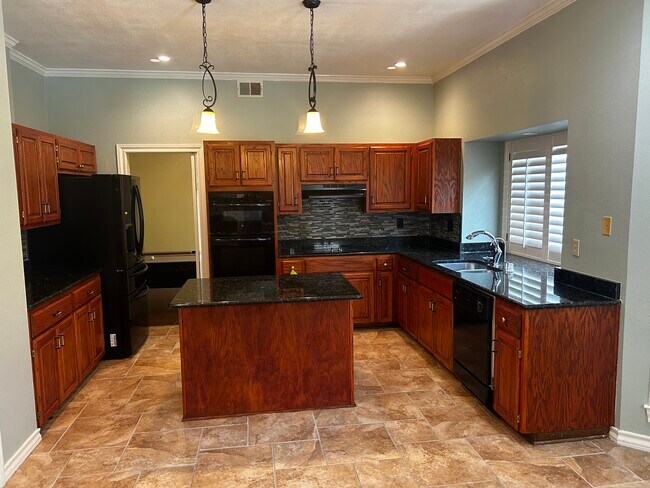 Building Photo - 15603 Rose Crest