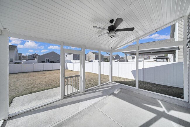 Building Photo - Beautiful 4 Bed 2 and a Half Bath Home in Charlotte!