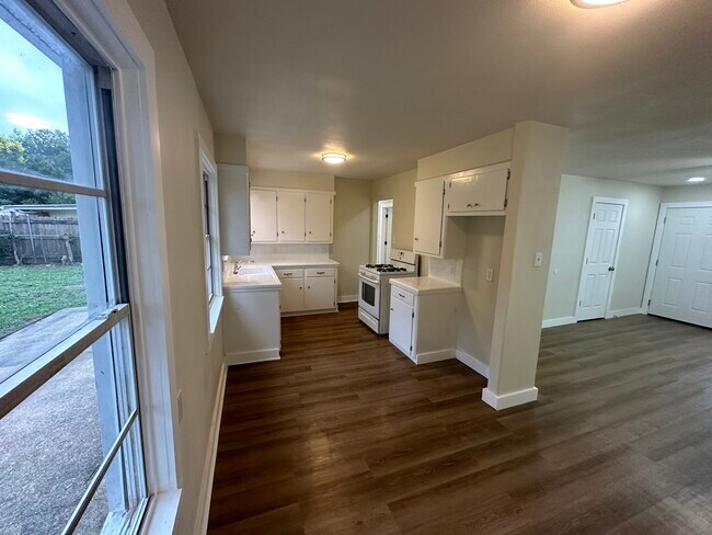 Building Photo - 1908 E Mimosa Ave