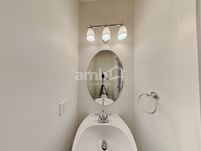 Building Photo - 602 Koins Way