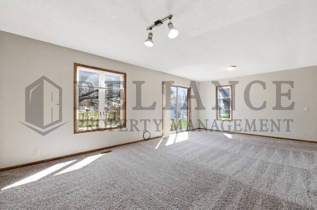 Building Photo - 2242 S Ridgewood Dr