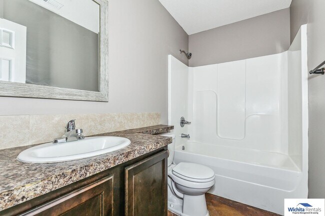 Building Photo - 3 bedroom, 2 bath duplex
