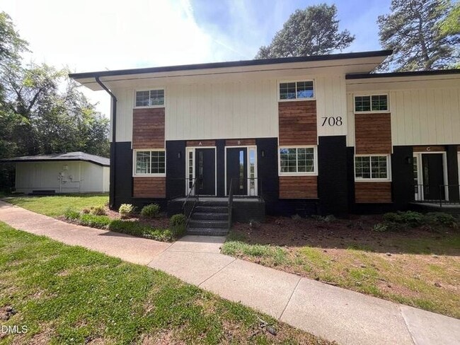 Building Photo - Five Point's hidden 2 Bed 1.5 Bath gem