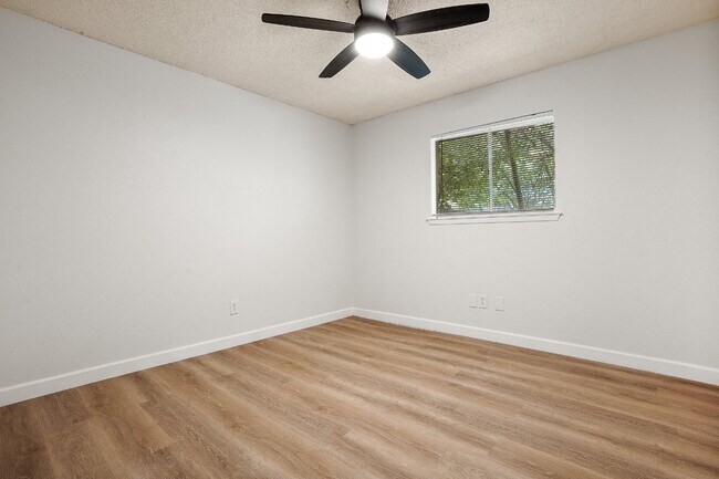 Building Photo - "Charming 2-Bed Duplex in Austin's Vibrant Heart – Cozy 833 Sq Ft Retreat!"