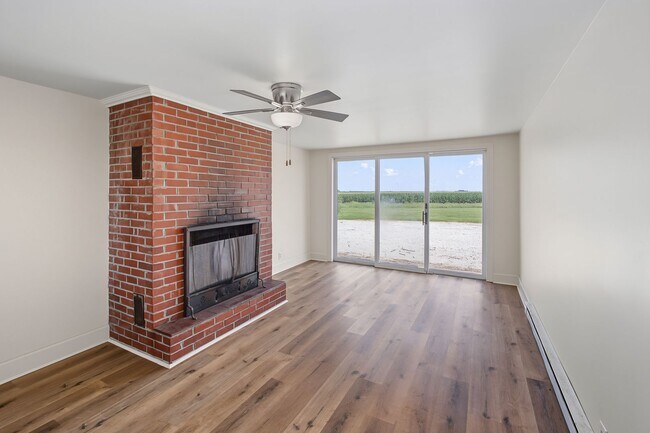 Building Photo - 3 Bedroom, 1 Bathroom Rural Home for Rent – Farmer City, IL