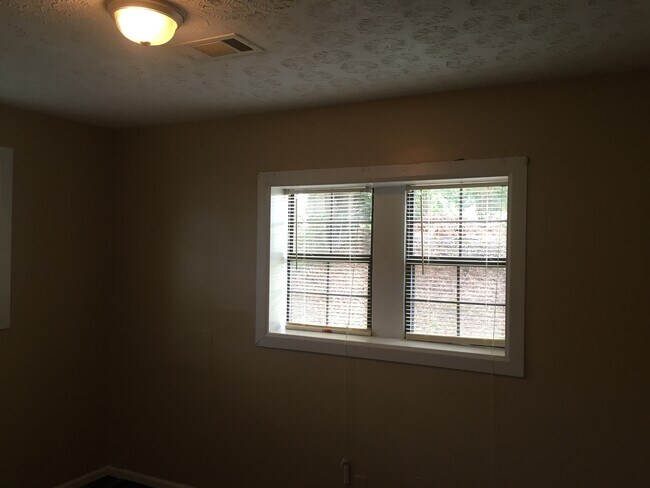 Building Photo - **AVAILABLE NOW**Total Electric East Columbus 4 bedroom/1 bathroom Home for Rent***