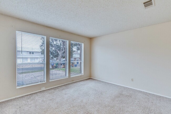 Building Photo - Downstairs Four-Plex Unit with Fenced Back...