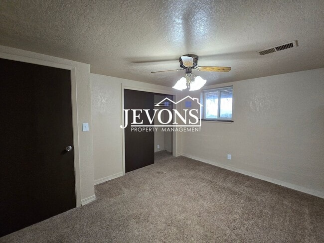 Building Photo - 4210 E Hillcrest Dr