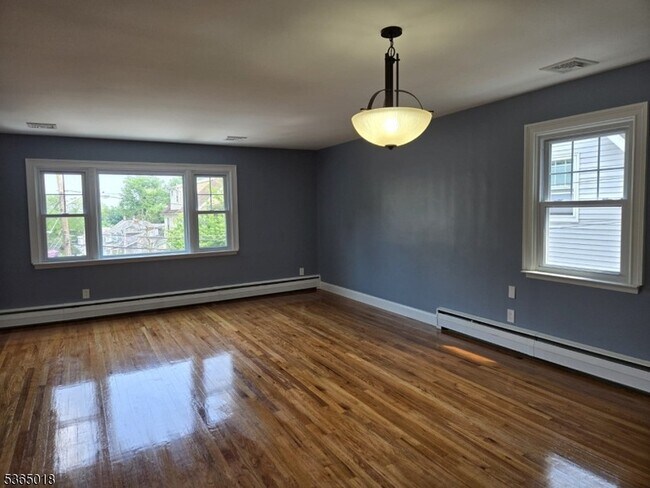 Primary Photo - 33 Park Dr N