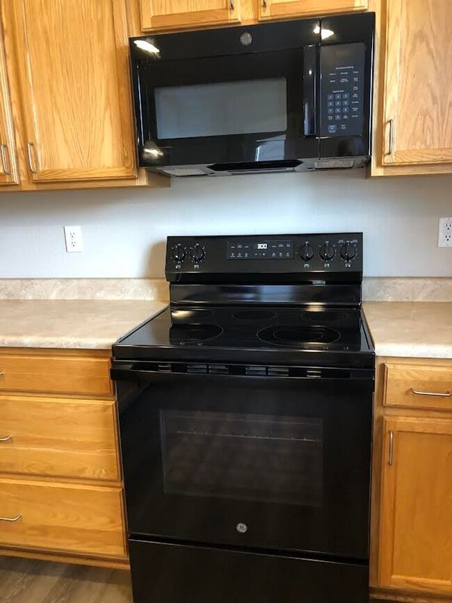 Building Photo - Fully Renovated, "MUST SEE" 3 Bedroom, 3 Bath Townhome with 2 Car Attached Garage