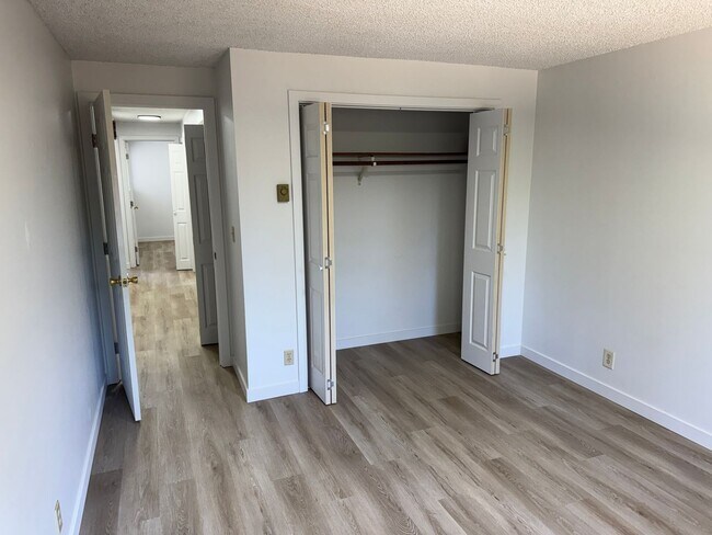 Building Photo - Large single level 2-bedroom/1 bath duplex in Springfield!