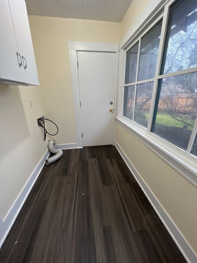Building Photo - Remodeled DOWNTOWN Bend House, Newer Flooring/Paint/Appliances, Gas heat, Small Garage, Fenced Yard
