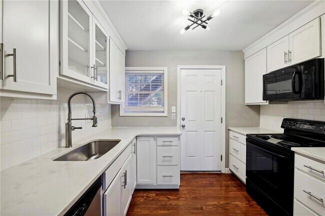 Building Photo - 885 Briarcliff Rd NE