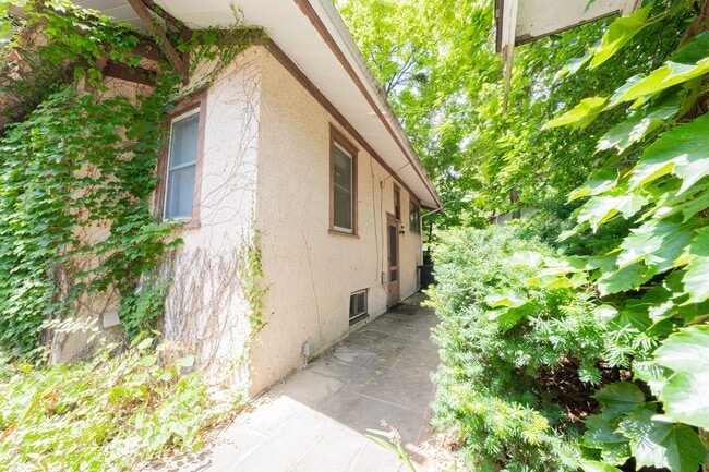 Building Photo - 6 Month Lease: 2 BED / 2.5 BATH HOUSE CLOS...