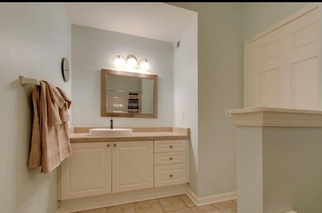 Building Photo - 2025 Woodmont Blvd