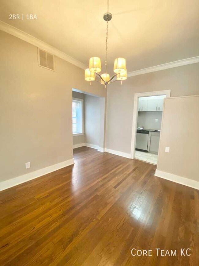 Building Photo - 710 W 48th St