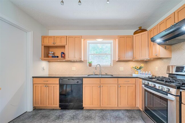 Building Photo - 5115 Kingfisher Dr
