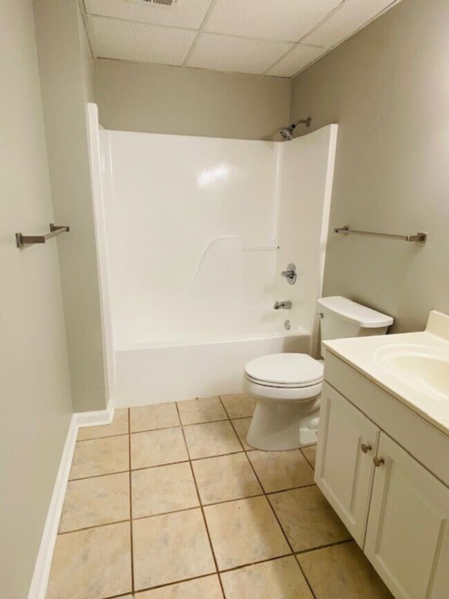 Building Photo - RARE Two Bedroom, Two Bath apartment w/ IN UNIT w/d only 2 blocks off Cumberland Avenue Strip at ...
