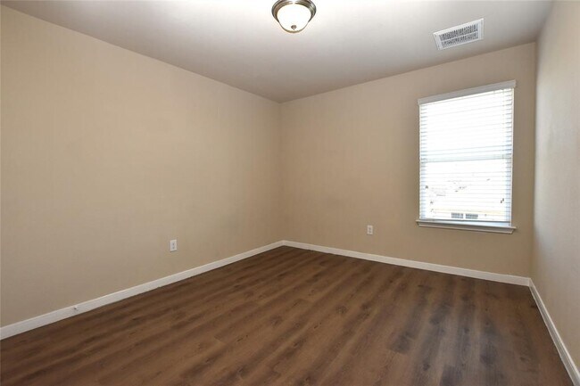 Building Photo - 5725 Roderick Dr