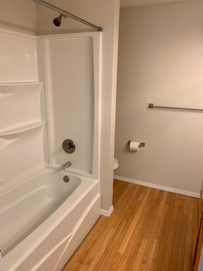 Building Photo - LakeView, Mount lake terrace - 2 bed 1.5 b...