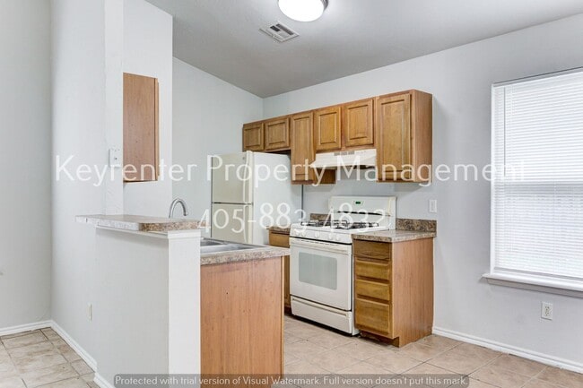 Building Photo - Cute 3BD/2BTH Duplex in Central East Norman!