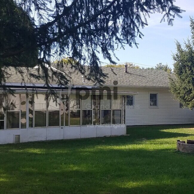Building Photo - 720 N State Route 121