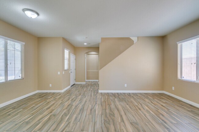 Building Photo - GORGEOUS 2 STORY HOME*4 BEDROOMS*TONS OF U...