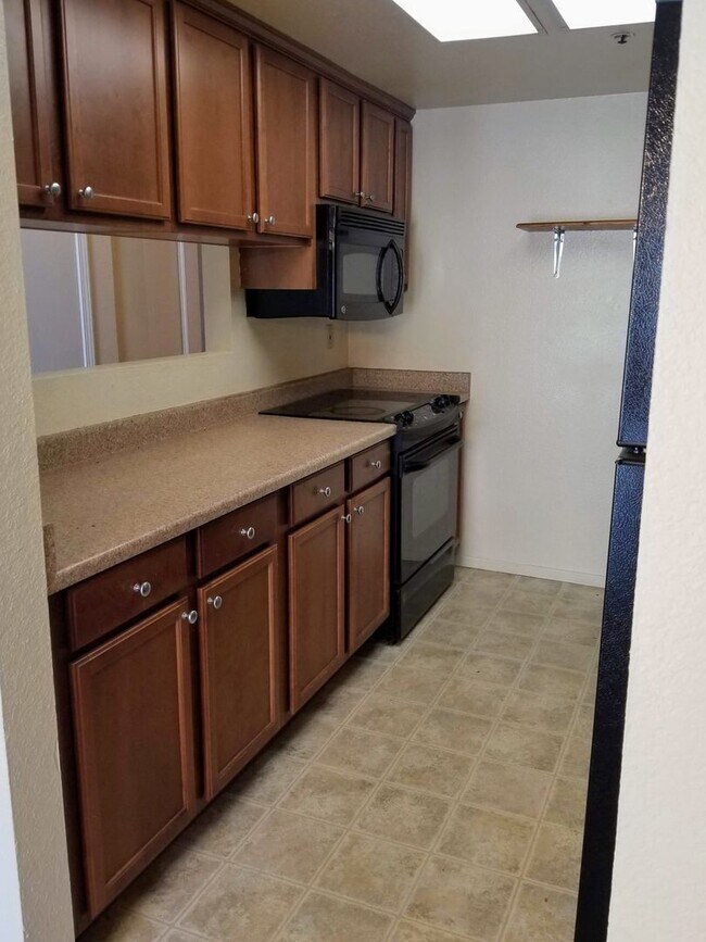 Building Photo - Two Bedroom Condo w/Loft  Sinsheimer Neigh...