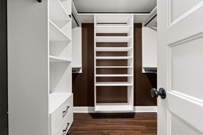 Building Photo - 425 Mikasa Dr