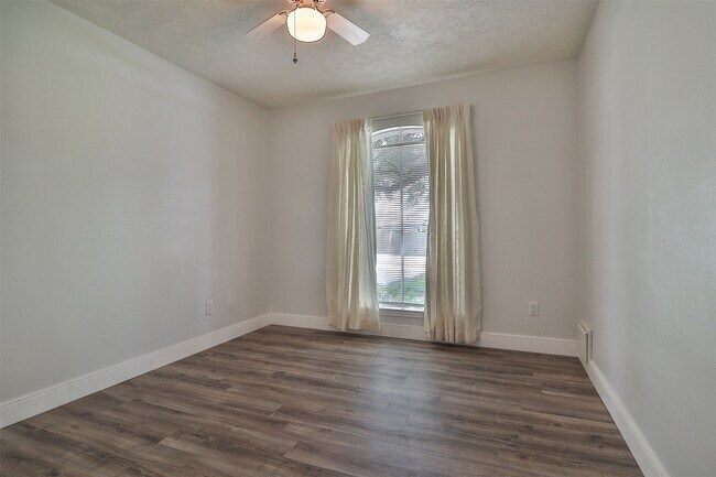 Building Photo - 10910 Scenic Dr