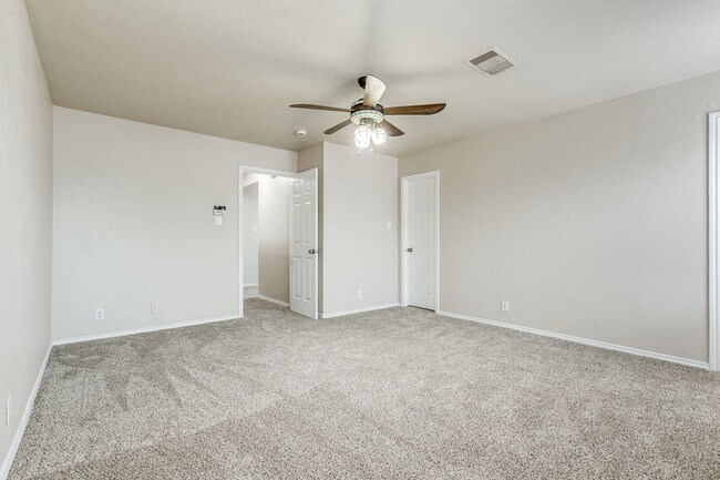 Building Photo - Charming 3/2/2 single-story home in highly desirable Westover Crossing