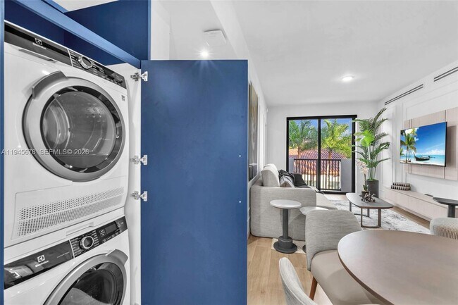 Building Photo - 4220 Laguna St