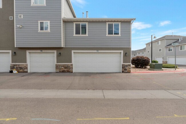Building Photo - Awesome 2 Story Townhome in Vineyard w/ attached 2 car garage!